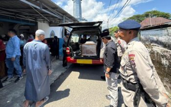 Ketua KONI Sumbar Hamdanus melepas kepergian H Munandar Muska usai disalatkan di Masjid Raya Ganting. (dok. istimewa)
