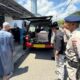 Ketua KONI Sumbar Hamdanus melepas kepergian H Munandar Muska usai disalatkan di Masjid Raya Ganting. (dok. istimewa)