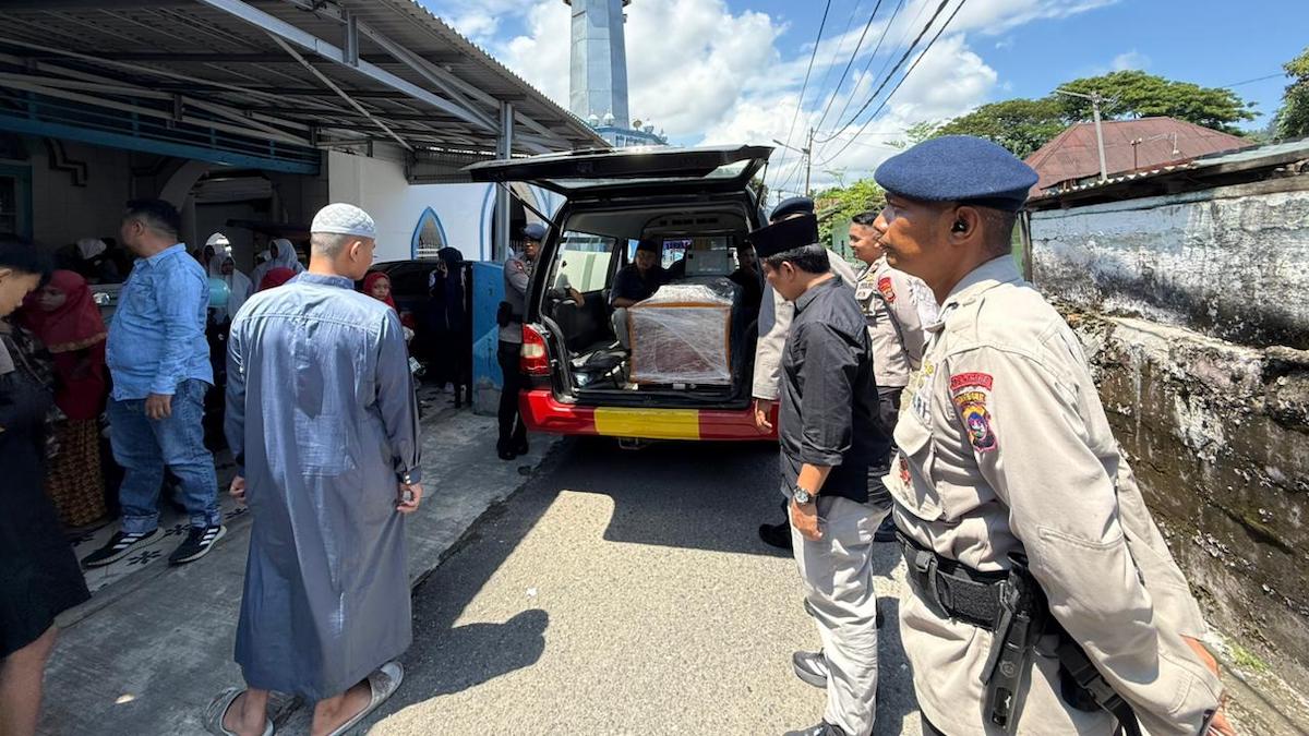 Ketua KONI Sumbar Hamdanus melepas kepergian H Munandar Muska usai disalatkan di Masjid Raya Ganting. (dok. istimewa)