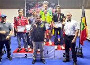 Ketua KONI Sumbar serahkan hadiah untuk jawara dalam ajang Pertina Cup 2026. (dok. istimewa)