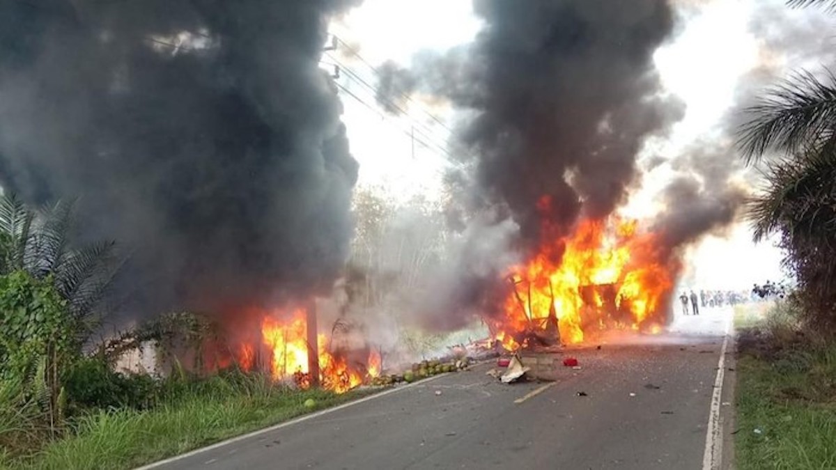 Kondisi bus ALS yang terbakar di Muratara. (dok. istimewa)