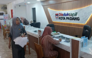 Layanan Adminduk di Disdukcapil Kota Padang. (dok. istimewa)