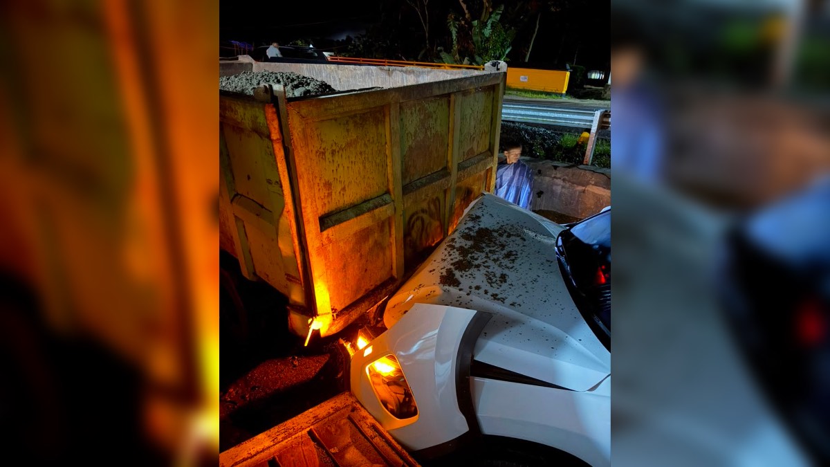 Mobil Wagub Sumbar hantam truk di jalan lintas Solsel-Padang. (dok. adpsb)