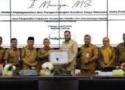 Monthly meeting Pemko Padang Mei 2026 sekaligus penyerahan penghargaan untuk Mairizon atas dedikasinya di Pemko Padang. (dok. Prokopim)