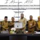 Monthly meeting Pemko Padang Mei 2026 sekaligus penyerahan penghargaan untuk Mairizon atas dedikasinya di Pemko Padang. (dok. Prokopim)