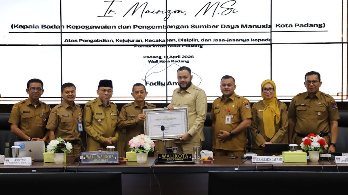 Monthly meeting Pemko Padang Mei 2026 sekaligus penyerahan penghargaan untuk Mairizon atas dedikasinya di Pemko Padang. (dok. Prokopim)