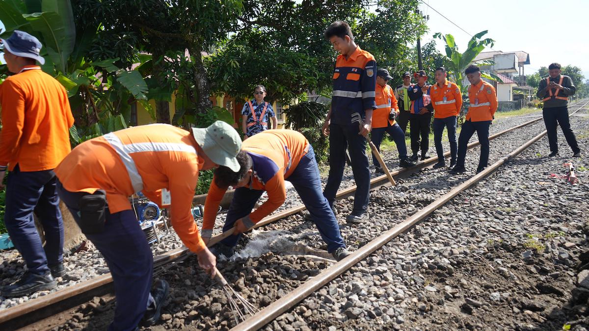 PT KAI Divre II Sumbar tutup tiga perlintasan liar di Pariaman. (dok. istimewa)