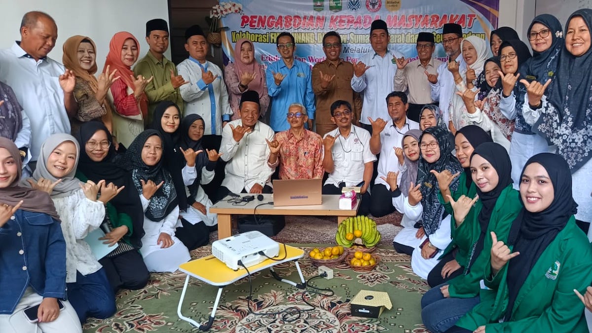 Pelatihan mengubah sampah jadi nilai ekonomi di pesantren yang digelar Semen Padang, Unand dan DLH Sumbar. (dok. istimewa)