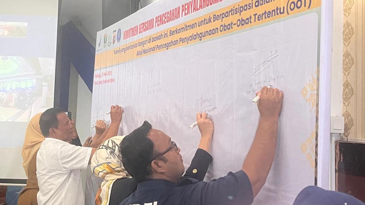 Penandatanganan kesepakatan bersama pencegahan penggunaan obat-obat tertentu di BBPOM Padang. (dok. istimewa)