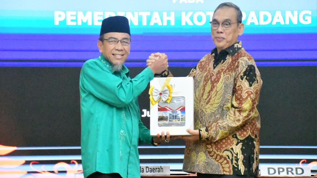 Penyerahan LKPD Pemko Padang ke BPK Perwakilan Sumbar yang diganjar prestasi Opini WTP. (dok. Prokopim)