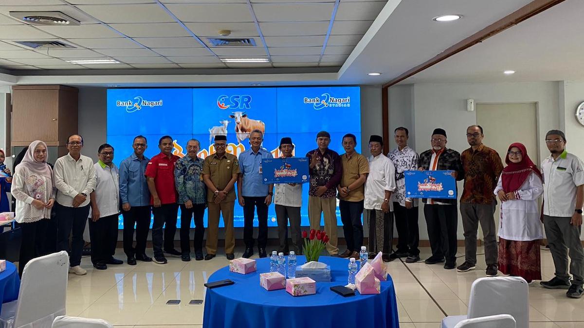 Penyerahan bantuan sapi kurban secara simbolis oleh Bank Nagari. (dok. istimewa)