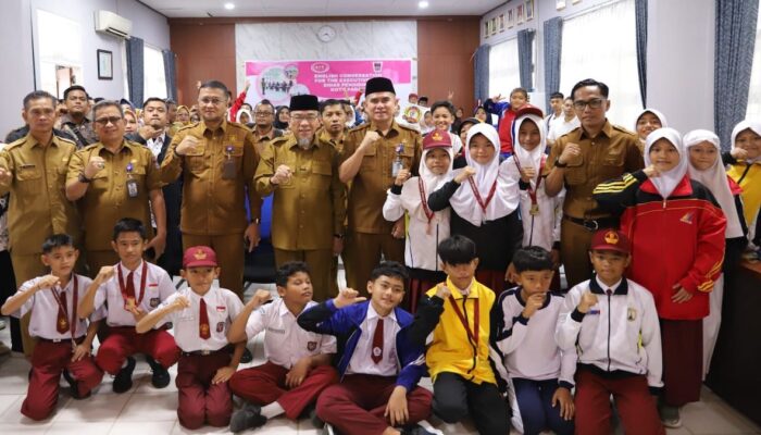 O2SN 2026 Jadi Ajang Lahirnya Atlet Masa Depan, Pemko Padang Serahkan Piala Juara SD dan SMP