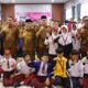 Penyerahan hadiah untuk peserta lomba O2SN Kota Padang. (dok. Prokopim)