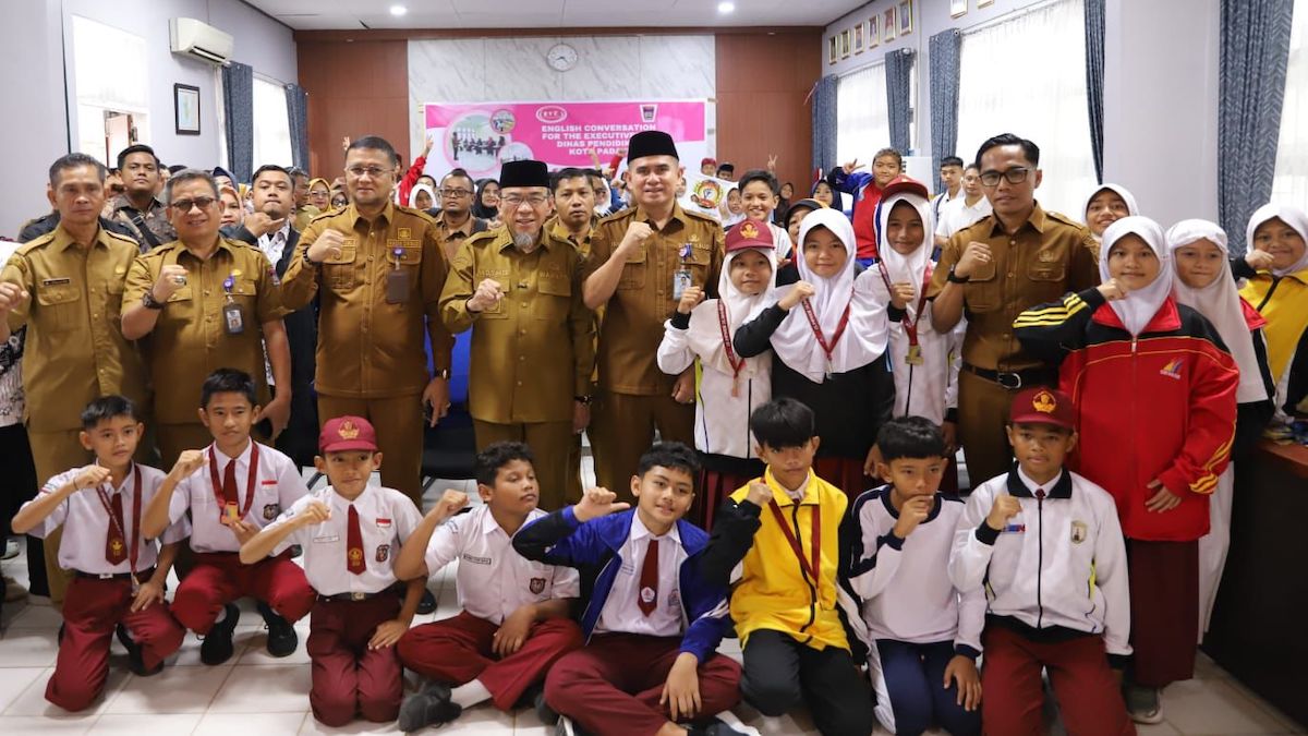 Penyerahan hadiah untuk peserta lomba O2SN Kota Padang. (dok. Prokopim)