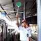 Petugas KAI sedang mengatur laju kereta di Stasiun Padang. (dok. istimewa)