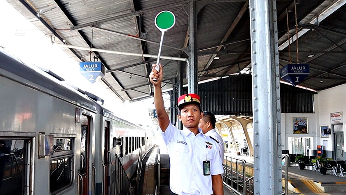 Petugas KAI sedang mengatur laju kereta di Stasiun Padang. (dok. istimewa)