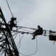 Petugas PLN lakukan pemulihan listrik yang padam beberapa hari lalu. (dok. Humas PLN)