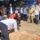 Wali Kota Gunungsitoli, Sowa'a Laoli didampingi Camat Berkat Sepakat Hulu dan para OPD serta para panitia kurban saat proses penyembelihan hewan kurban iduladha 2026 di halaman masjid raya Al-Furqon, Rabu (25/5/2026). (radarsumbar.com/putra)