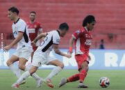 Gelandang Semen Padang FC, RIpal Wahyudi membawa bola melewati pemain Persik Kediri. (dok. istimewa)
