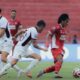 Gelandang Semen Padang FC, RIpal Wahyudi membawa bola melewati pemain Persik Kediri. (dok. istimewa)