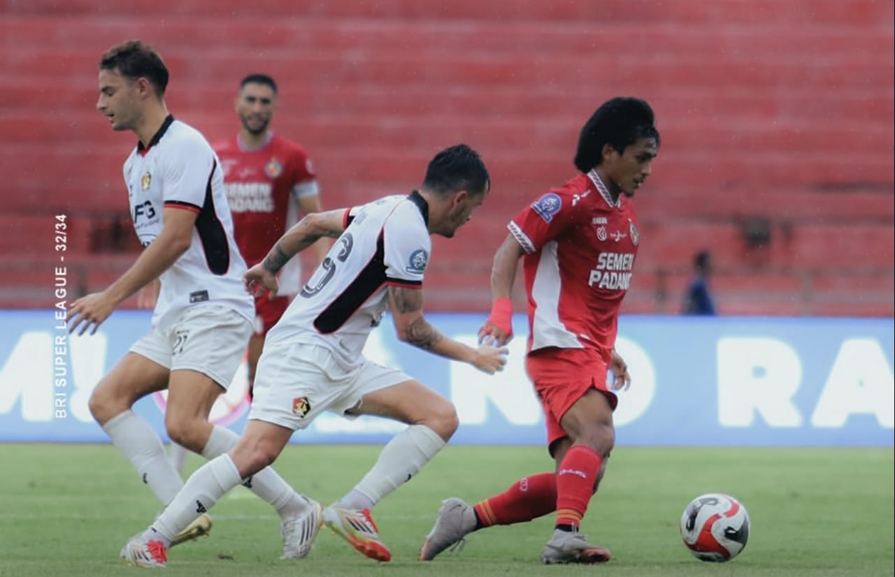 Gelandang Semen Padang FC, RIpal Wahyudi membawa bola melewati pemain Persik Kediri. (dok. istimewa)