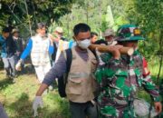 Petugas gabungan dari BKSDA Sumbar, Koramil Palupuh, Polsek Palupuh dan Pagari membawa harimau yang terjerat di Batang Palupuh, Nagari Koto Rantang, Kecamatan Palupuh, Kabupaten Agam, Jumat (22/5/2026). (ANTARA/Yusrizal)