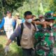 Petugas gabungan dari BKSDA Sumbar, Koramil Palupuh, Polsek Palupuh dan Pagari membawa harimau yang terjerat di Batang Palupuh, Nagari Koto Rantang, Kecamatan Palupuh, Kabupaten Agam, Jumat (22/5/2026). (ANTARA/Yusrizal)