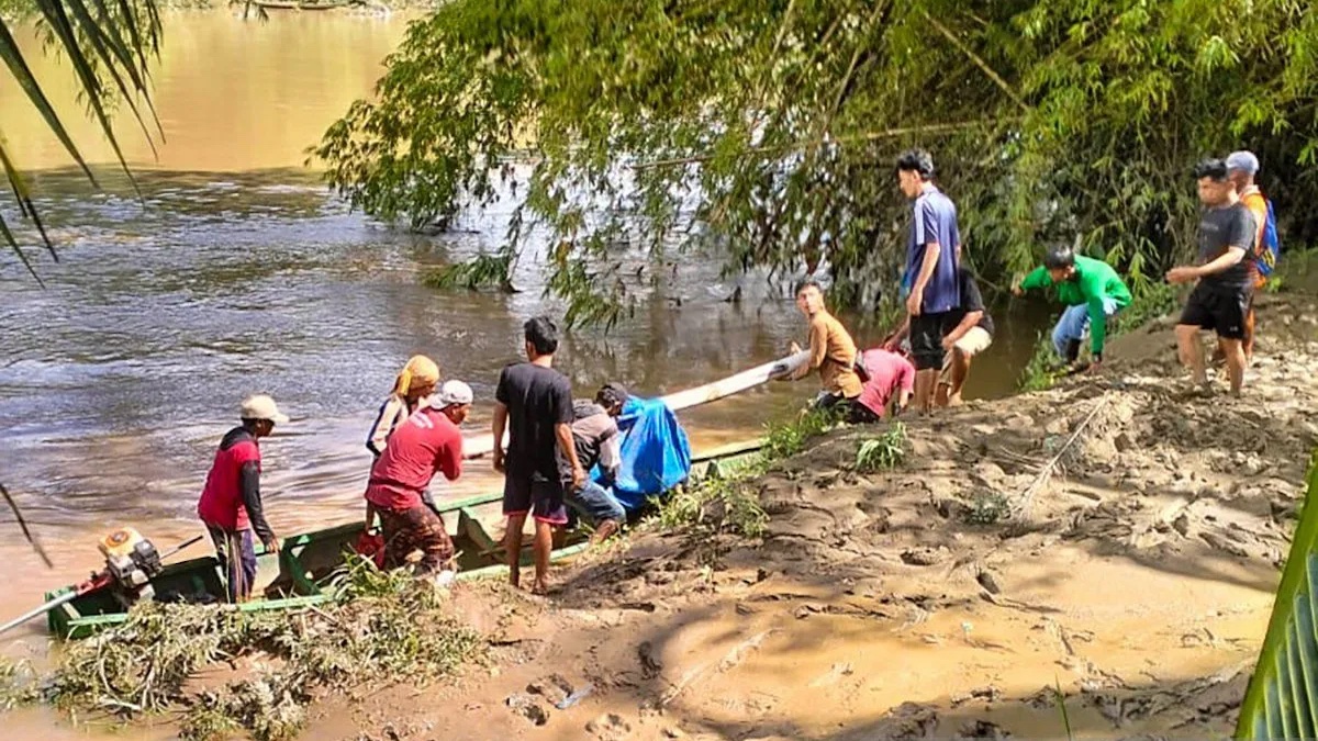 Evakuasi mandiri yang dilakukan warga terhadap korban longsor tambang emas di Sijunjung. (dok. Antara)