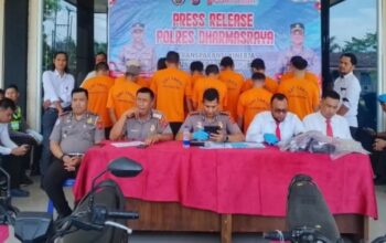 Press rilis kasus penggelapan di Polres Dharmasraya. (dok. Antara)