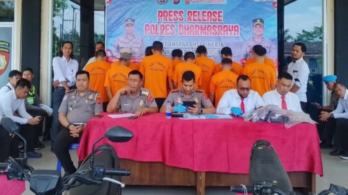 Press rilis kasus penggelapan di Polres Dharmasraya. (dok. Antara)