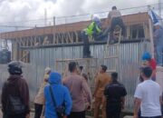 Personel Satlantas Polresta Bukittinggi bersama petugas Damkar mengevakuasi pekerja bangunan yang tersengat listrik di Kabupaten Agam. Korban mengalami luka bakar dan dirujuk ke rumah sakit di Kota Padang. (dok. ANTARA/AL FATAH)