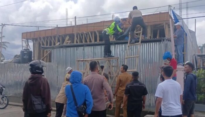 Dramatis! Pekerja Tersengat Listrik Dievakuasi dari Atap Bangunan di Agam