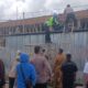 Personel Satlantas Polresta Bukittinggi bersama petugas Damkar mengevakuasi pekerja bangunan yang tersengat listrik di Kabupaten Agam. Korban mengalami luka bakar dan dirujuk ke rumah sakit di Kota Padang. (dok. ANTARA/AL FATAH)