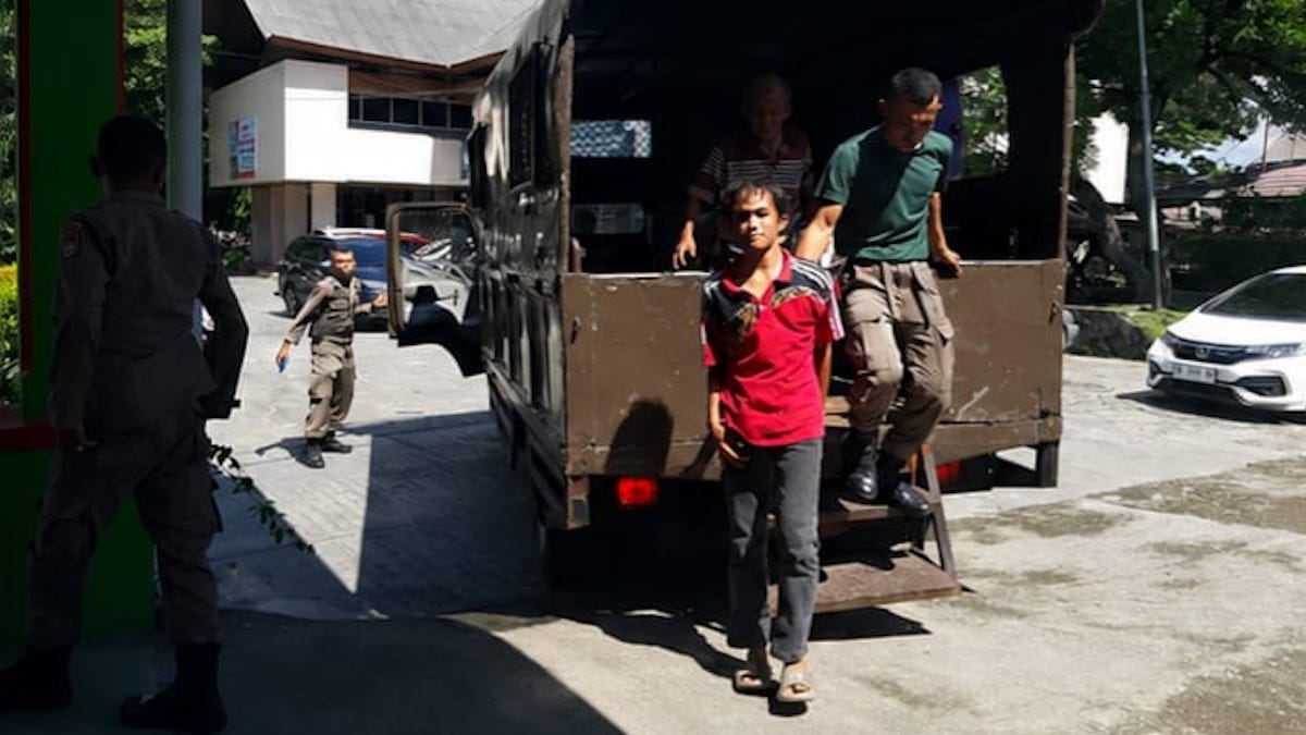 Satpol PP Padang antarkan ODGJ yang mengganggu ketertiban ke RSJ HB Saanin. (dok. istimewa)