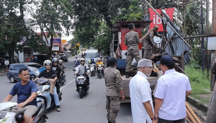 Satpol PP Padang Tertibkan 4 Bangunan Liar di Jalan Teuku Umar Parak Kopi