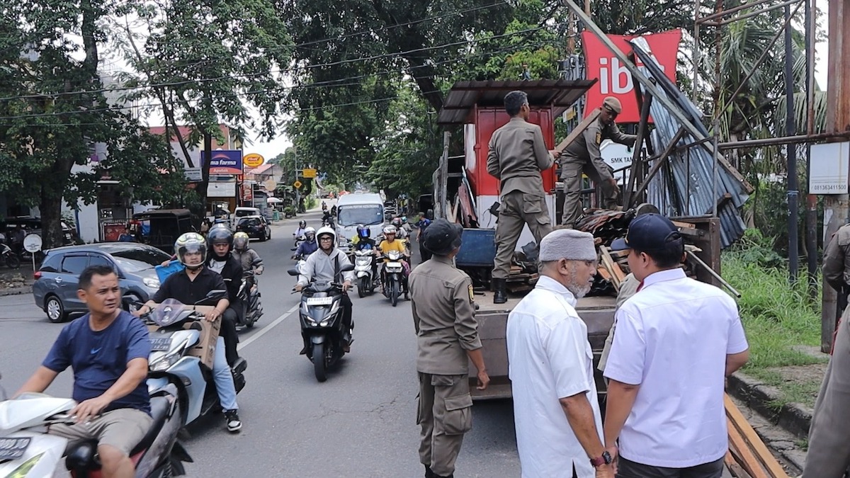 Satpol PP Padang bongkar bangli di kawasan Parak Kopi. (dok. istimewa)