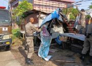Satpol PP Padang bongkar pos ronda yang dijadikan kedai di kawasan Khatib Sulaiman. (dok. istimewa)