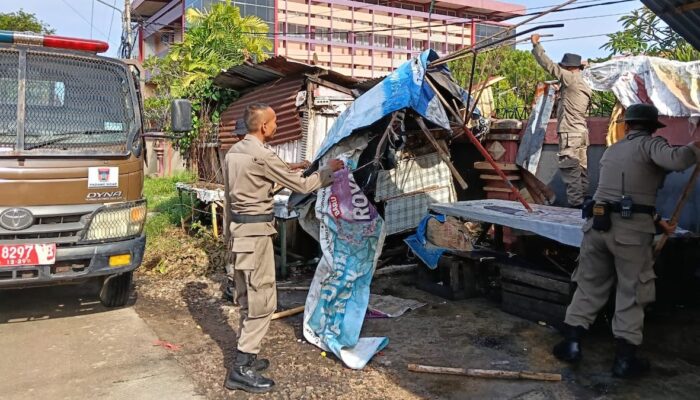 Satpol PP Padang Bongkar Pos Ronda yang Jadi Pangkalan Ojek dan Lapak PKL di Khatib Sulaiman