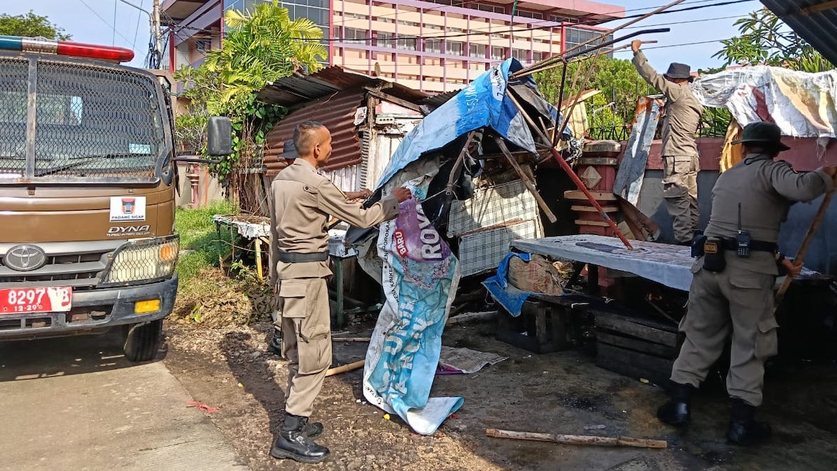 Satpol PP Padang bongkar pos ronda yang dijadikan kedai di kawasan Khatib Sulaiman. (dok. istimewa)