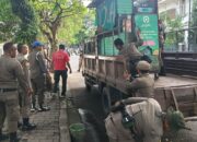 Satpol PP Padang Tertibkan Lapak PKL di Jalan Gereja