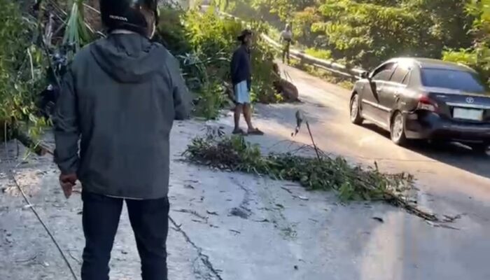 Material Longsor Timbun Jalan di Sitinjau Lauik, Lalu Lintas Dialihkan Bergantian