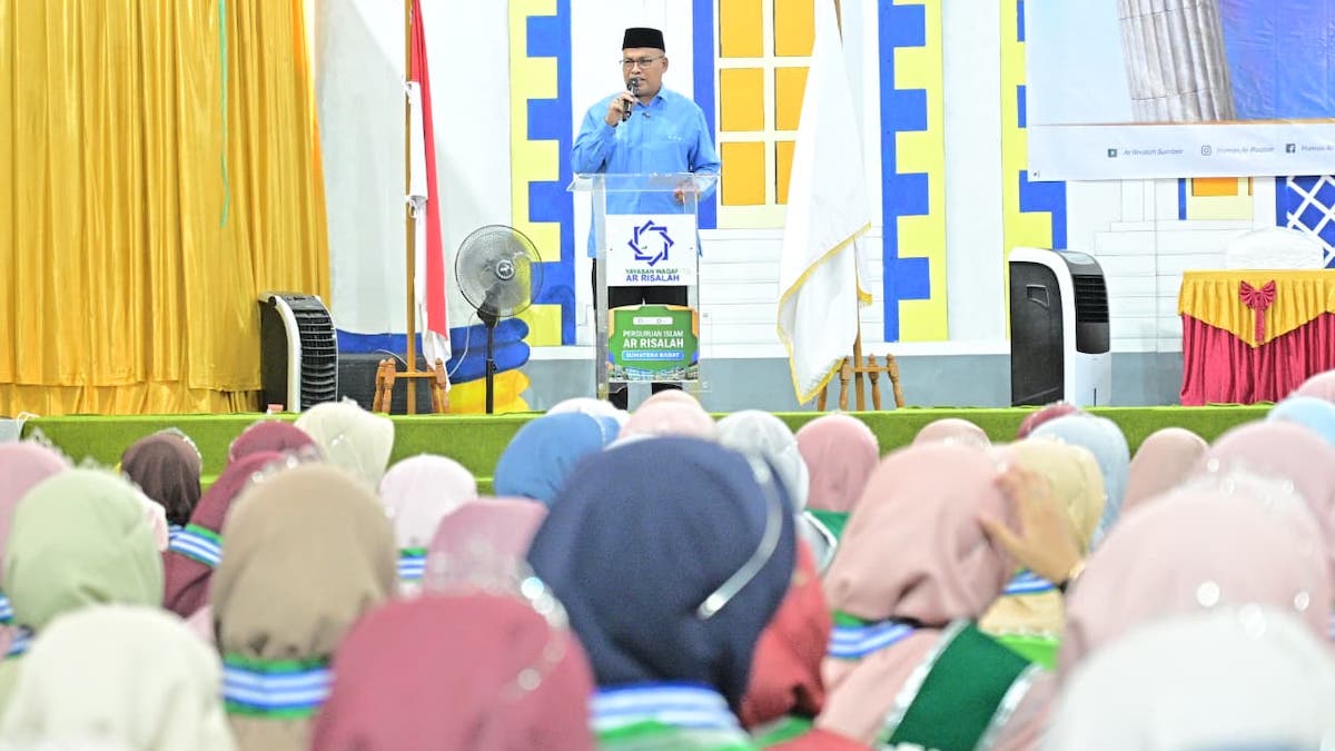 Sekdaprov Sumbar Arry Yuswandi saat beri sambutan di wisuda tahfiz Ar Risalah. (dok. istimewa)