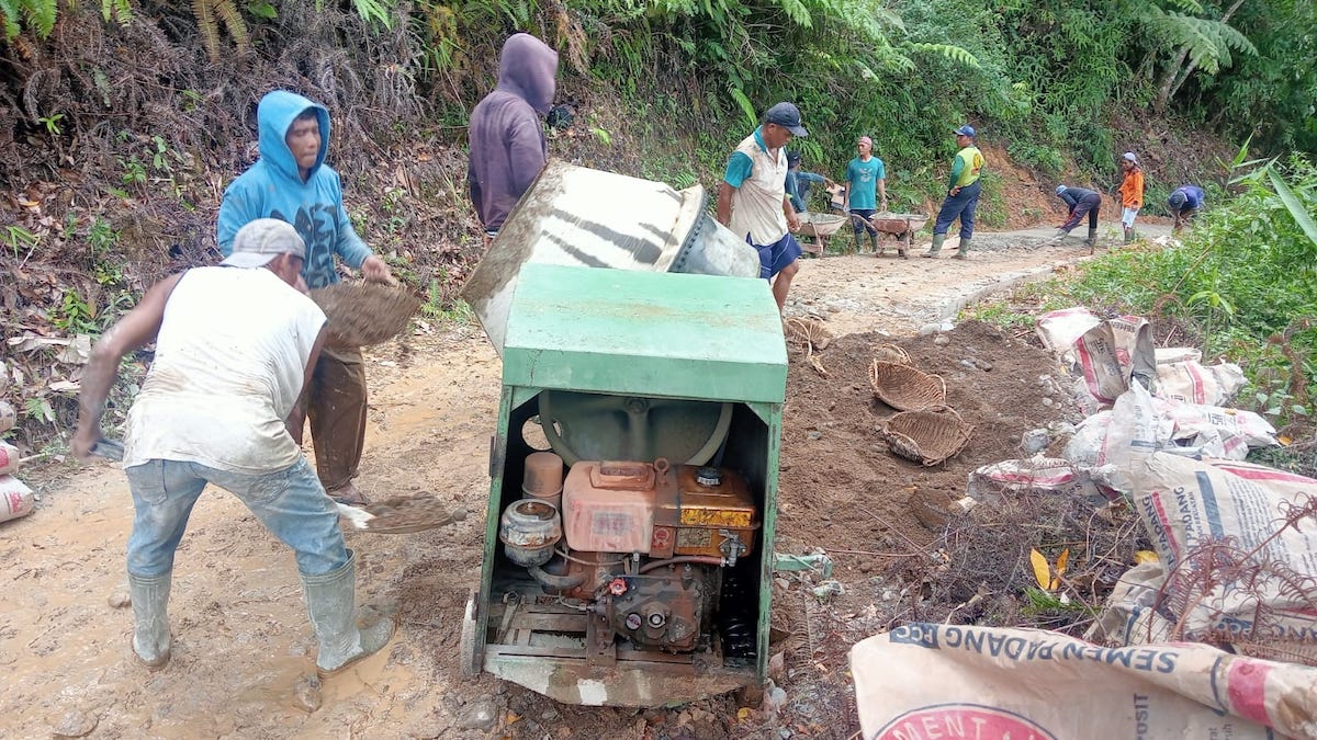 Semen Padang bantu betonisasi jalan Puncak Labuang Limau Manis. (dok. istimewa)