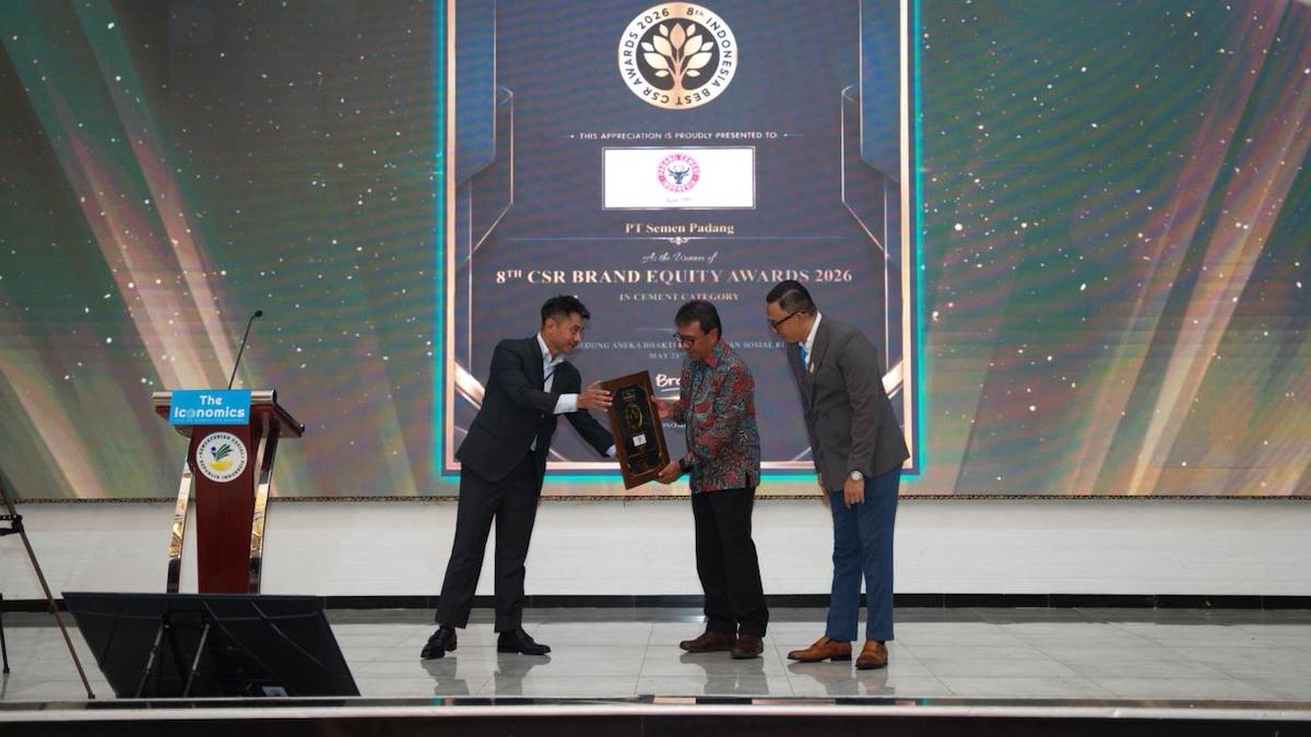 Semen Padang raih penghargaan CSR Brand Equity Awards. (dok. istimewa)