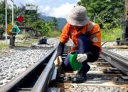 Seorang pegawai KAI Divre II Sumbar melakukan pemelihraan rutin sarana perkeretaapian. (dok. istimewa)