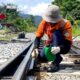 Seorang pegawai KAI Divre II Sumbar melakukan pemelihraan rutin sarana perkeretaapian. (dok. istimewa)