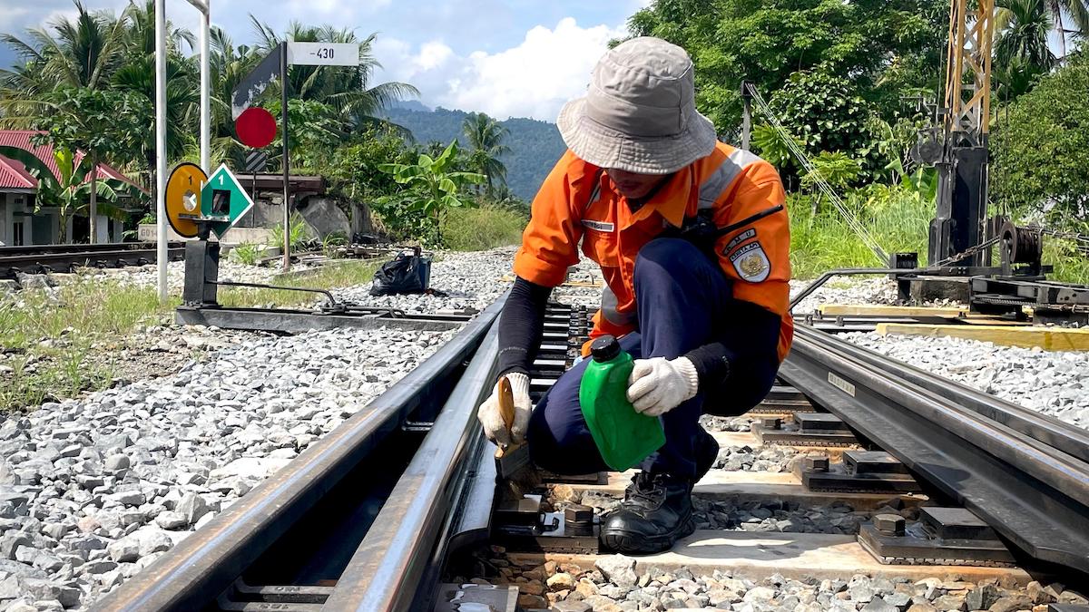Seorang pegawai KAI Divre II Sumbar melakukan pemelihraan rutin sarana perkeretaapian. (dok. istimewa)