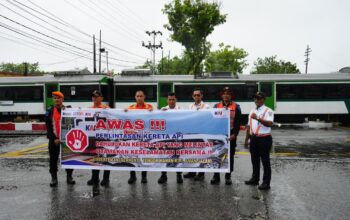 KAI Divre II Sumbar dan jajaran sosialisasi di perlintasan sebidang di Kota Padang. (dok. istimewa)