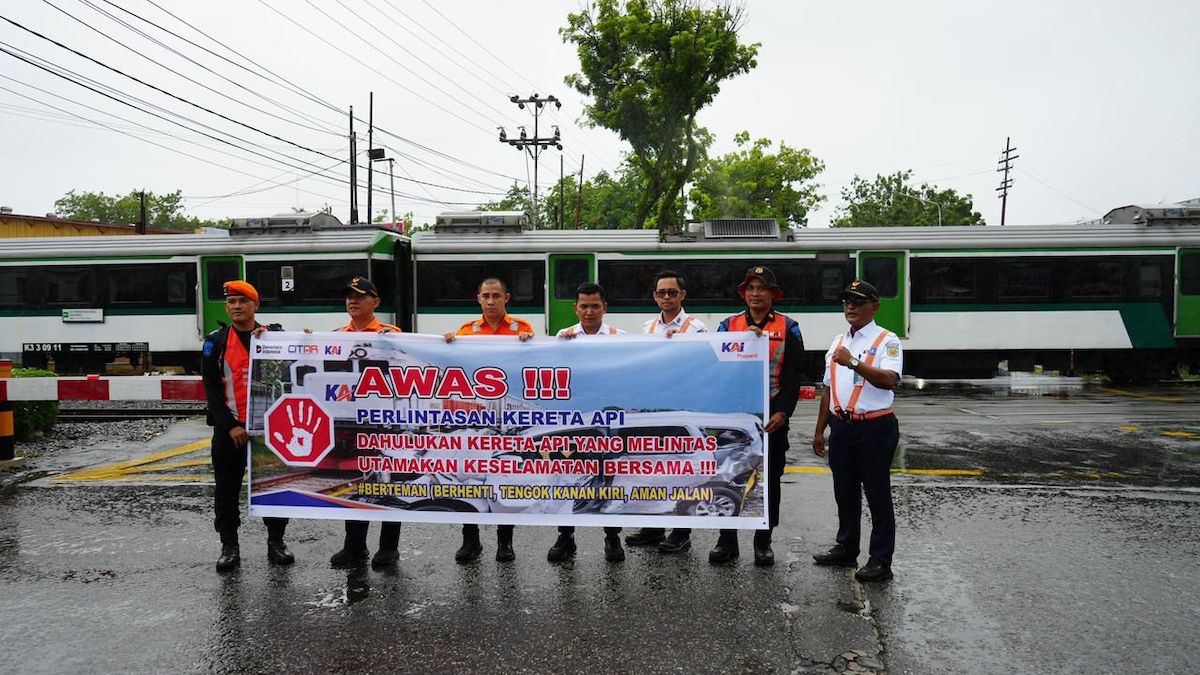 KAI Divre II Sumbar dan jajaran sosialisasi di perlintasan sebidang di Kota Padang. (dok. istimewa)