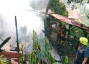Tim Damkar Kota Padang padamkan kebakaran di kawasan Seberang Padang. (dok. istimewa)